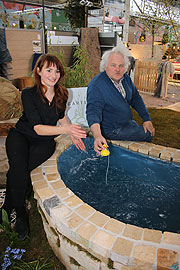 Dietmar Pick und Tochter Sarah von "Kunst & Garten" in Halle A1.322  (&copy;Foto: Martin Schmitz)